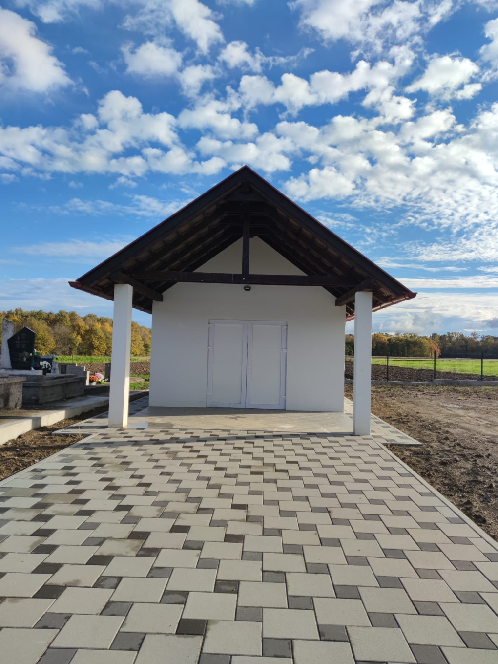 Završeni radovi na uređenju okoliša na groblju u Ugarcima.